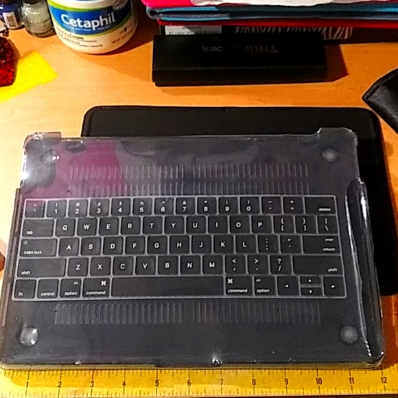 NIP Mac Book Pro 13 Hard shell case & EXTRAS